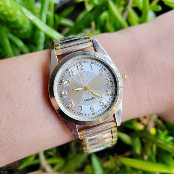 Vintage Classic Quartz Stretch Watch - Picture 2 of 6